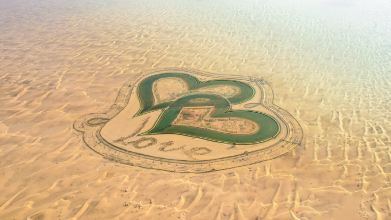 Al Qudra Lakes – Heart-shaped lakes in the Dubai desert, a budget-friendly Eid celebration spot in UAE.